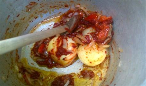 1 kg de couscous randa 6 morceaux de mérou 2 ails 1 grand oignon 12 piments verts fort une cuillère de piment rouge 2 cuillères et demi de tomate concentre un verre d'huile un verre de thé remplis de cumin du sel et du poivron. LES DOIGTS DE BEYA : Couscous au poisson Sfaxien