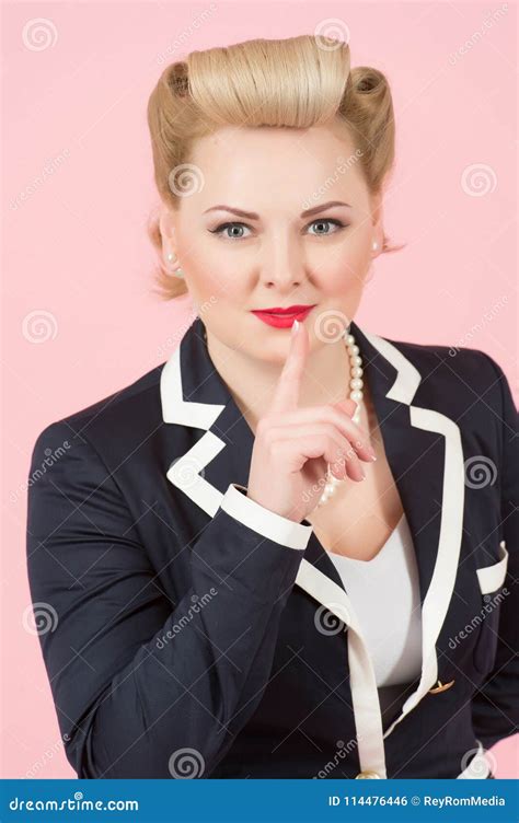 Aantrekkelijk Blondemeisje Met Speld Op Krullend Kapsel Met Een Vinger Bij Haar Rode Lippen