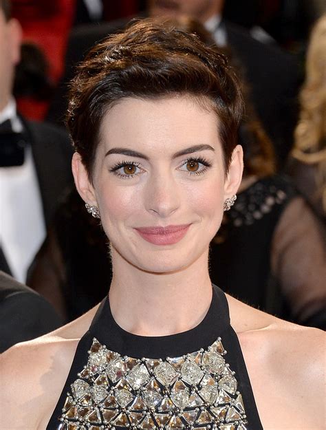 Anne Hathaway Hair And Makeup At Oscars 2014 Popsugar Beauty