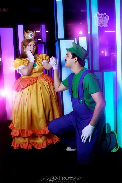 Daisy And Luigi Cosplay Super Mario Bros Mario Bros Daisy