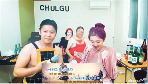 Bj 철구, 아내 외질혜 외도 폭로 딸 두고서… BJ 철구, 결혼기념일 맞아 아내에게 파격 퍼포먼스 선물...외질혜 ...