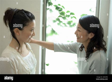 Madre E Hija Hablando Fotografía De Stock Alamy