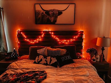 cozy  spooky halloween bedroom decoration ideas