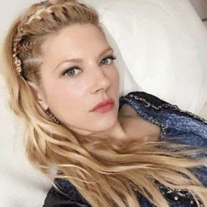 Wooden viking hair stick, hand carved and inscribed with ancient runic symbols. Viking Hairstyle 2019 ¡Photo ideas & step by step!