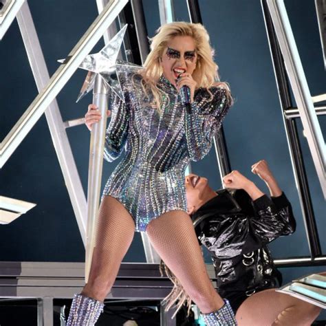 Lady Gaga Con Un Total Look De Versace En La Super Bowl 2017 Foto En