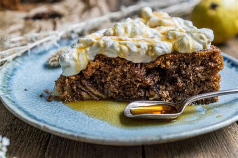 Für die glasur aus puderzucker, milch und dem zimt eine glatte glasur anrühren und auf dem kuchen verteilen. So schmeckt der Spätsommer! - Pekannuss-Birnen-Kuchen ...