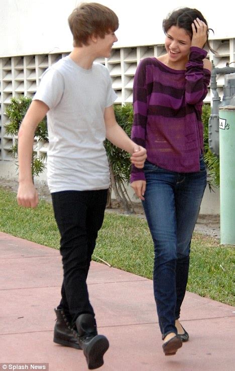 Hollywood Wallpedia Justin Bieber And His Girlfriend