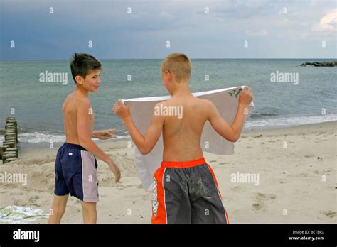 Zwei Jungen Am Strand Der Ostsee Mecklenburg West Pomerania Deutschland Stockfoto Bild