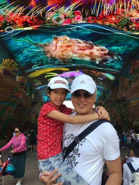 Google镜像 微博视频下载 在线pdf转换 草料二维码 免费节点 ykm智能解析 种子编辑器 临时邮箱 网址缩短 短信接收 png无损压缩 被墙检测 ip查询 youtube下载 在线抠. 張庭依偎老公曬全家照，網友：這個大叔頭髮好白 - 每日頭條