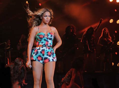 Beyonces Hair Gets Caught In Fan On Stage