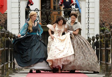 However, strauss died in 1899, and it was finished by composer josef bayer in 1900. Cendrillon (Aschenputtel): le téléfilm
