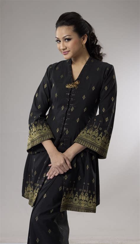 باجو کوروڠ‎‎) ialah pakaian tradisional untuk wanita melayu. Baju Kurung Kedah Tradisional Lama - BAJUKU