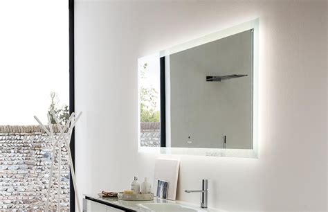 Entscheidest du dich für eine umrandung, solltest du darauf achten, dass der rahmen pflegeleicht ist und. Wandmontierter Spiegel für Badezimmer / LED beleuchtet ...