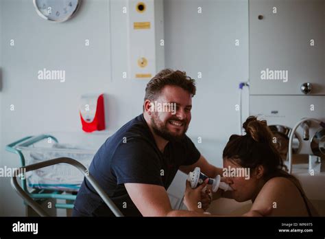 Authentic Birth Images Woman Giving Birth In Pool Stock Photo Alamy