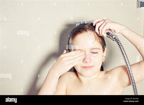 Junge Europäische Weißes Mädchen Kind Kind Unter Dusche In Der