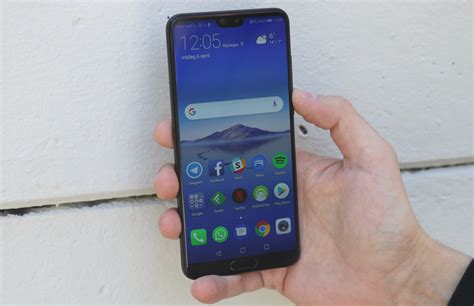 A quick look at the device's back plate reveals that. Huawei P20 Pro review: drie camera's, lange adem