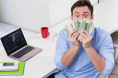 We enter adulthood and the reality strikes. Advantages of Making Money Online - DEZZAIN.COM