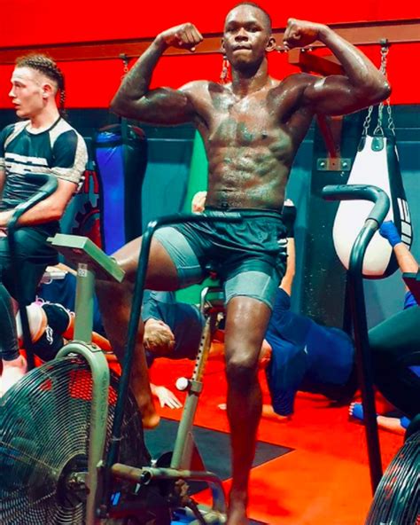 Israel Adesanya Mostra Boa Forma Antes De Luta Pelo Cinturão Dos Meio Pesados No Ufc 259