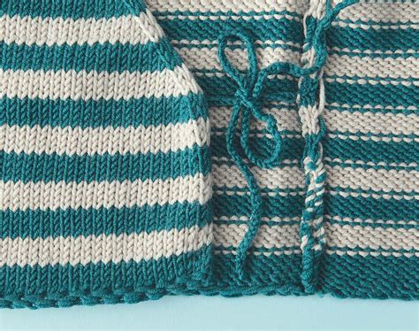 Eine matratze mit 70x140 cm eignet sich vor allem für kleinkinder und ist an deren bedürfnisse optimal angepasst. Eine kuschelige Wickeljacke für Babys stricken | Baby ...
