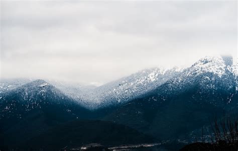 Best 500 Misty Mountain Pictures Download Free Images On Unsplash