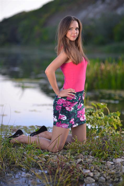 Фотосет шатенки возле озера в топике Лучшие фото девушек в колготках чулках купальниках джинсах