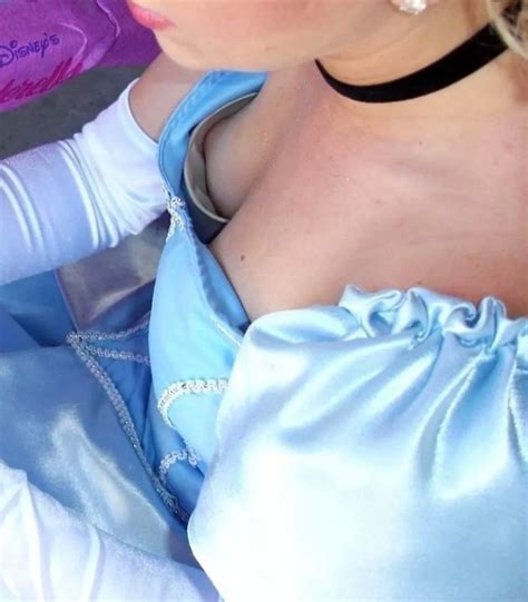 Downblouse Teen At Disneyland Nudes In Downblouse Onlynudes Org