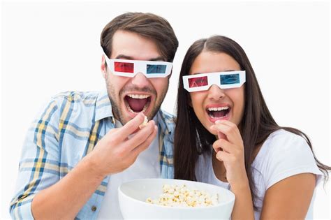 Pareja Joven Atractiva Viendo Una Película 3d Foto Premium