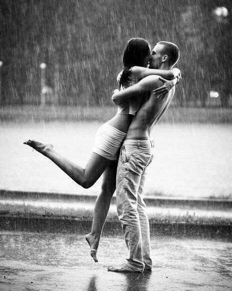 Pin By Cande On • The Whispers Of Love B W • • Kissing In The Rain Romantic Couple