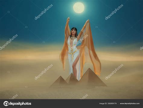 Художественное произведение Фантазия египетская богиня красоты Клеопатра поднимает руки к