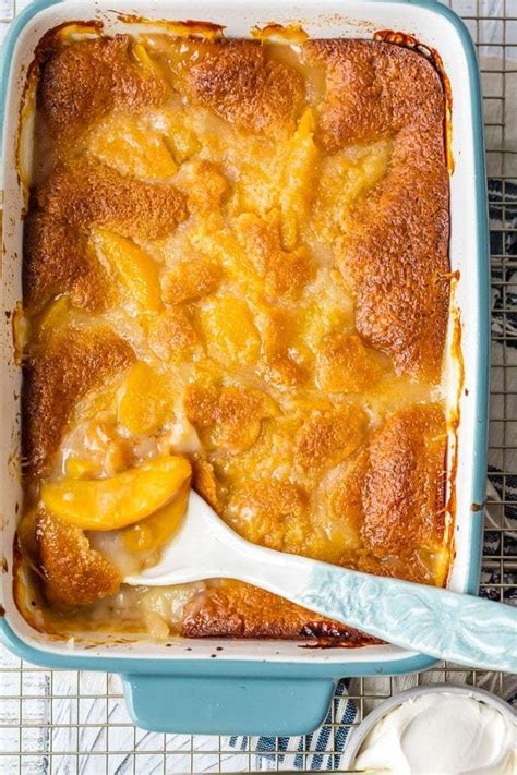 Juicy, sweet peaches and a fabulous topping that's sweet with crisp sugary edges, you'll swear it was made by grandma. easy peach cobbler in a pan overhead | Easy peach cobbler ...