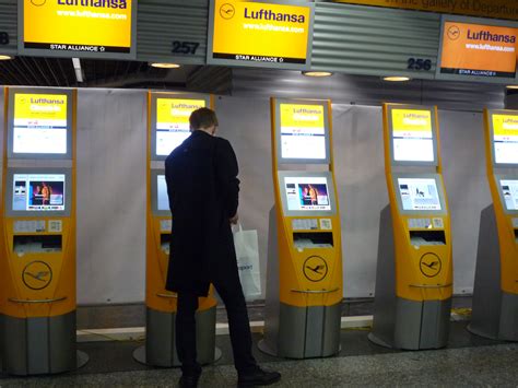 Du mußt also bis 40 minuten vor abflug bereits eingecheckt ich möchte gerne im laufe der woche einen flug von frankfurt/main nach hamburg bei der lufthansa buchen. Teljesen automatizált lett a check-in a Lufthansa összes ...