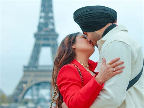 Neha Kakkar Rohanpreet Singh Share A Steamy Kiss In Front Of Eiffel Tower
