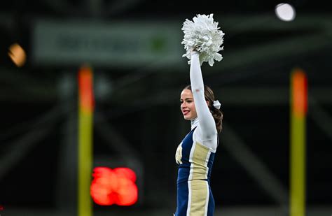 Meet The Notre Dame Cheerleader Who Turned Heads This Weekend The Spun