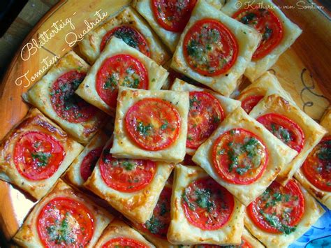 Mit spinat und würstchen belegen, mit käse bestreuen. ich hab da mal was ausprobiert: Blätterteig-Tomaten-Quadrate