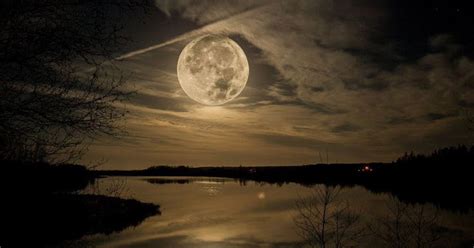 Pada bulan juni 2013 ketika tulisan ini dibuat, berbagai celoteh dan status di dunia media sosial semarak memberitakan datangnya sebuah fenomena alam yang disebut sebagai supermoon. SUPERMOON TGL 3 DESEMBER INDAH BANGET AMAZING... JAKARTA ...