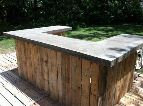 In addition to using wooden pallets, adding a stool or two, and setting up your bbq grille next to this bar will make for the ultimate combination. DIY Pallet Outdoor Bar and Stools | The Owner-Builder Network