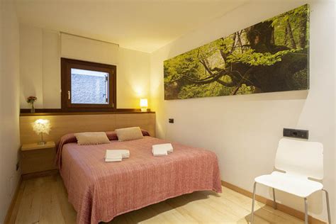 Apartamento pequeno dá show de aconchego e soluções que o fez parecer muito maior! Apartamento Bajo A Metsola para 2 personas en Isaba.