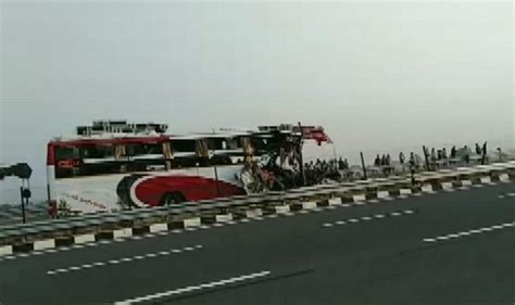 Total distance covered was 549 kms in 6 hours and 45 mins. 7 Killed, 34 Injured in Bus Accident on Agra-Lucknow ...