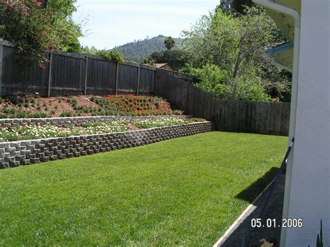 Retaining Wall Slope Down To Flat Backyard Backyard Garden Landscape