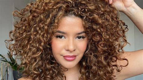 Pintura Highlights What To Know About The Curly Hair Coloring Technique