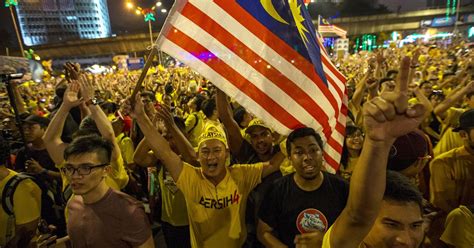 Malaysian Government Bans Yellow T Shirts As Protesters Call For Prime