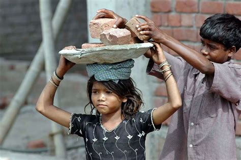 Child Labour Day संकट में बच्चों का भविष्य कोरोना के बाद बढ़ सकता है
