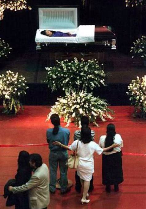 ⭐️ síguenos en instagram @glamorousselena 📸. Publican una foto inédita de Selena Quintanilla en su funeral