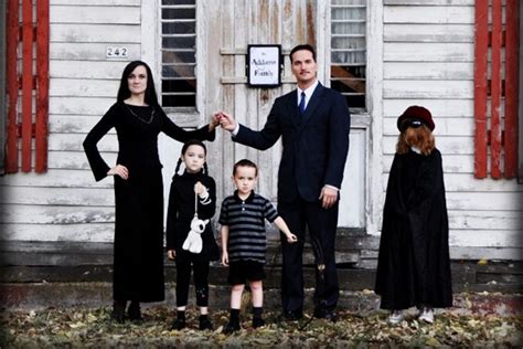 More images for disfraz familia adams casero » Disfraces de Halloween para familias: Los más terroríficos ...