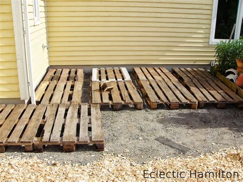 Die kreative konstruktion der terrasse spielt auch eine sehr große rolle bei der außengestaltung. DIY Terrasse aus Euro-Paletten Vol.1 | ECLECTIC HAMILTON