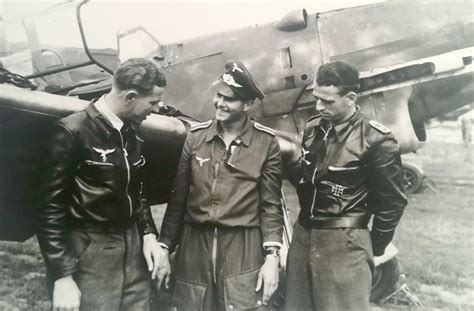 Asisbiz Aircrew Luftwaffe Pilots Pose In Front Of A Messerschmitt Bf