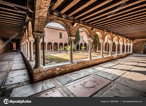 教会のサン ・ フランチェスコ ・ デッラ ・ ヴィーニャ ヴェネツィア、イタリアでの中庭 — ストック写真 © Pandionhiatus3