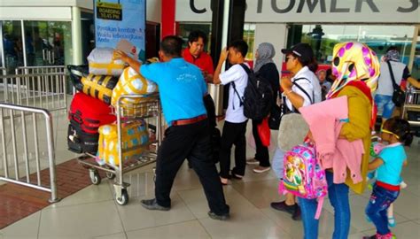 Artikel ini telah tayang di tribunjakarta.com dengan judul. Ini Penyebab Porter Bandara Soekarno-Hatta Jadi Airport ...