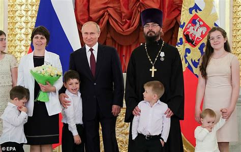 Putin hands out Order Of Parental Glory to Russians who are having lots 