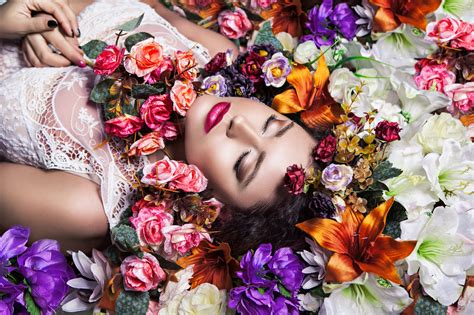 2000x1333 Girl Lying Down Woman Model Mood Lipstick Flower Wallpaper Coolwallpapersme